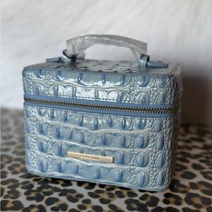 Brahmin Small Charmaine
Heavenly Blue Melbourne
Genuine Leather NWT price firm